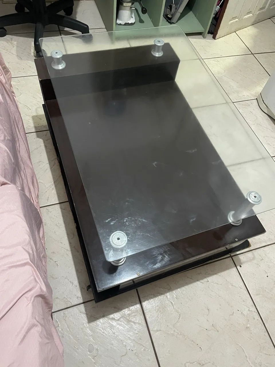 Mesa pequena de madeira com vidro 