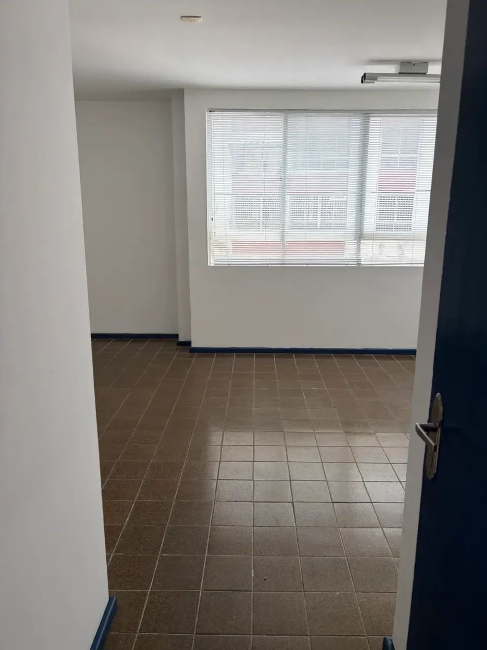 Sala comercial com 97 m², dividida em 3 ambientes, com recepção, 2 banheiros e garagem! - Foto 3