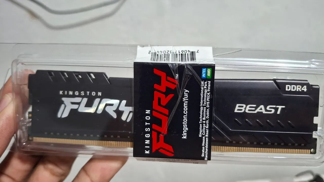 Dois pentes de memória RAM de 8gb cada