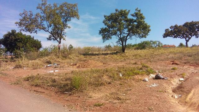 Lote de esquina na Avenida A com vista para a rodovia no asfalto