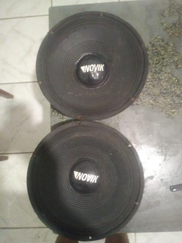 Vendo uma caixa de som com dois fone
