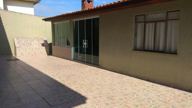 Ótima residência c/ 04 quartos, amplo terreno e salão de festas em Uvaranas !!! - Foto 5