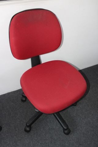 Cadeira de Escritório Eroflex em Tecido/Plástico Vermelho c/ rodinhas - Foto 2