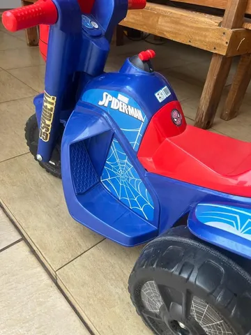 Moto infantil com empurrador do homem aranha