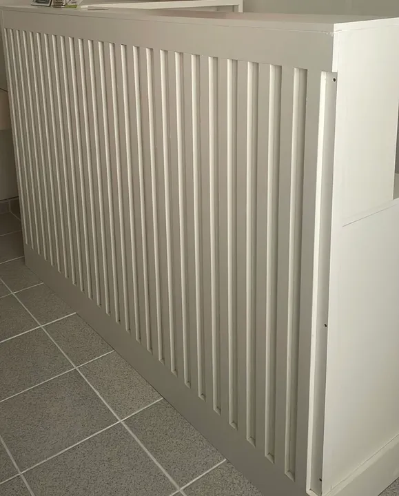 Balcão de escritório/consultório branco em MDF ripado branco - móveis planejados
