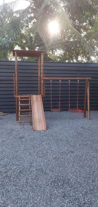Playground de madeira com balanço e escorregador - Foto 2