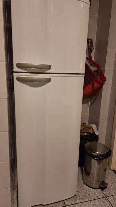 Geladeira Electrolux DF34 276 litros 127V em excelente estado