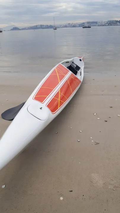 Caiaque surfski.