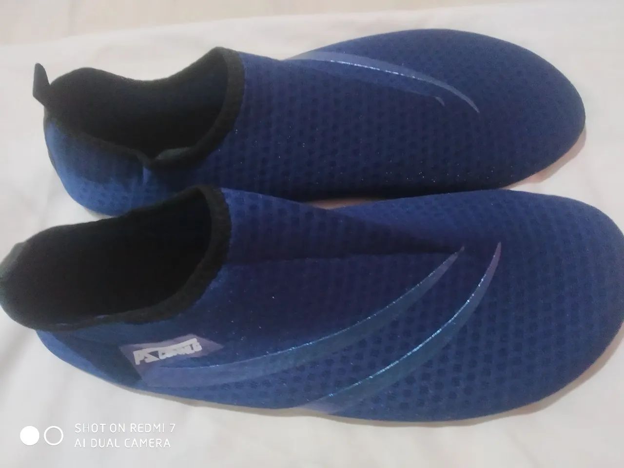 Calçado novo para mergulho, praia etc.