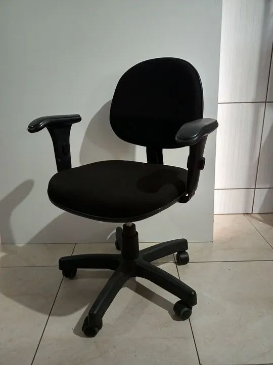 Cadeira de Escritório Giratória Preta semi-nova