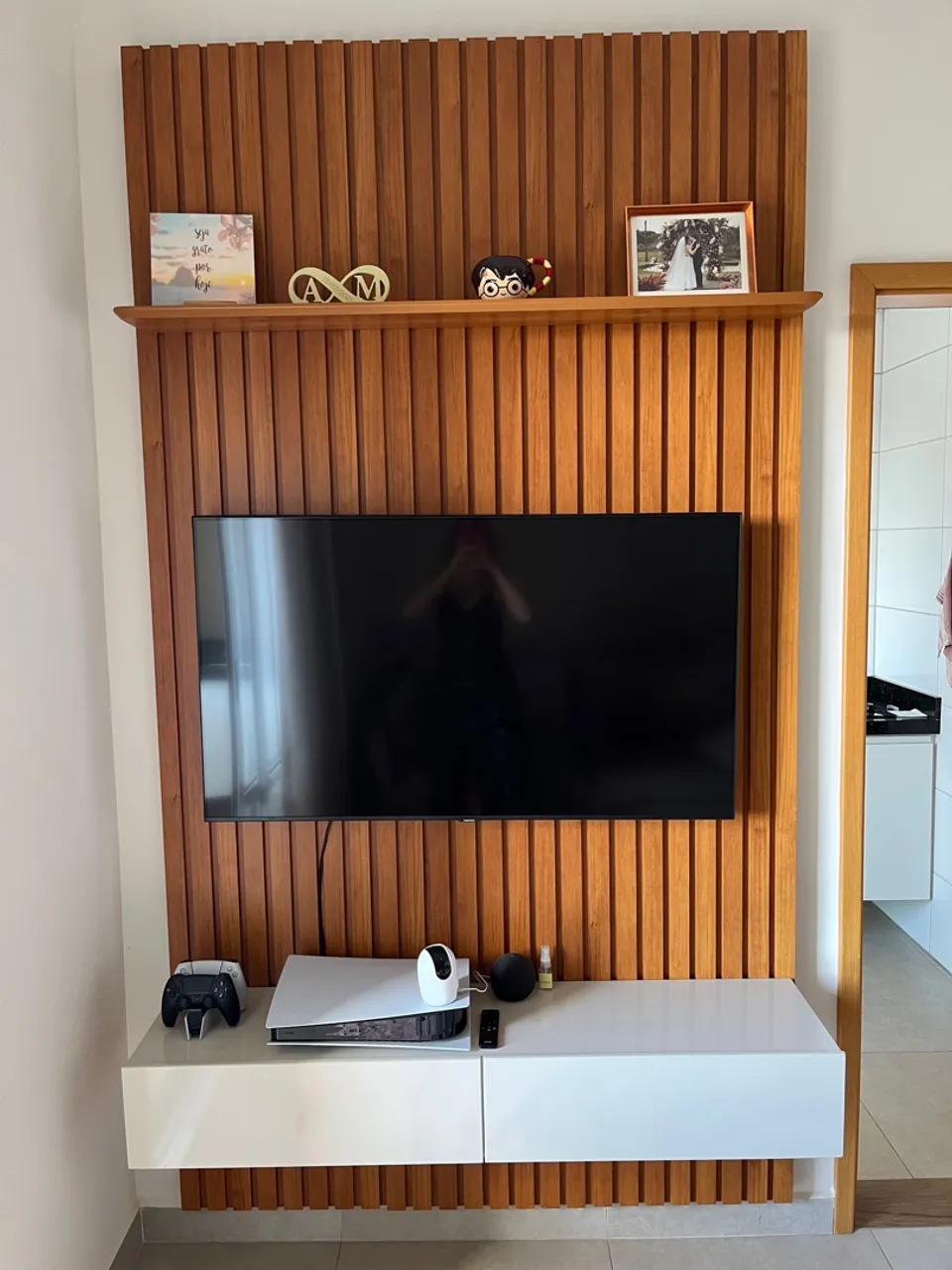 Painel de TV Amadeirado com Rack Branco
