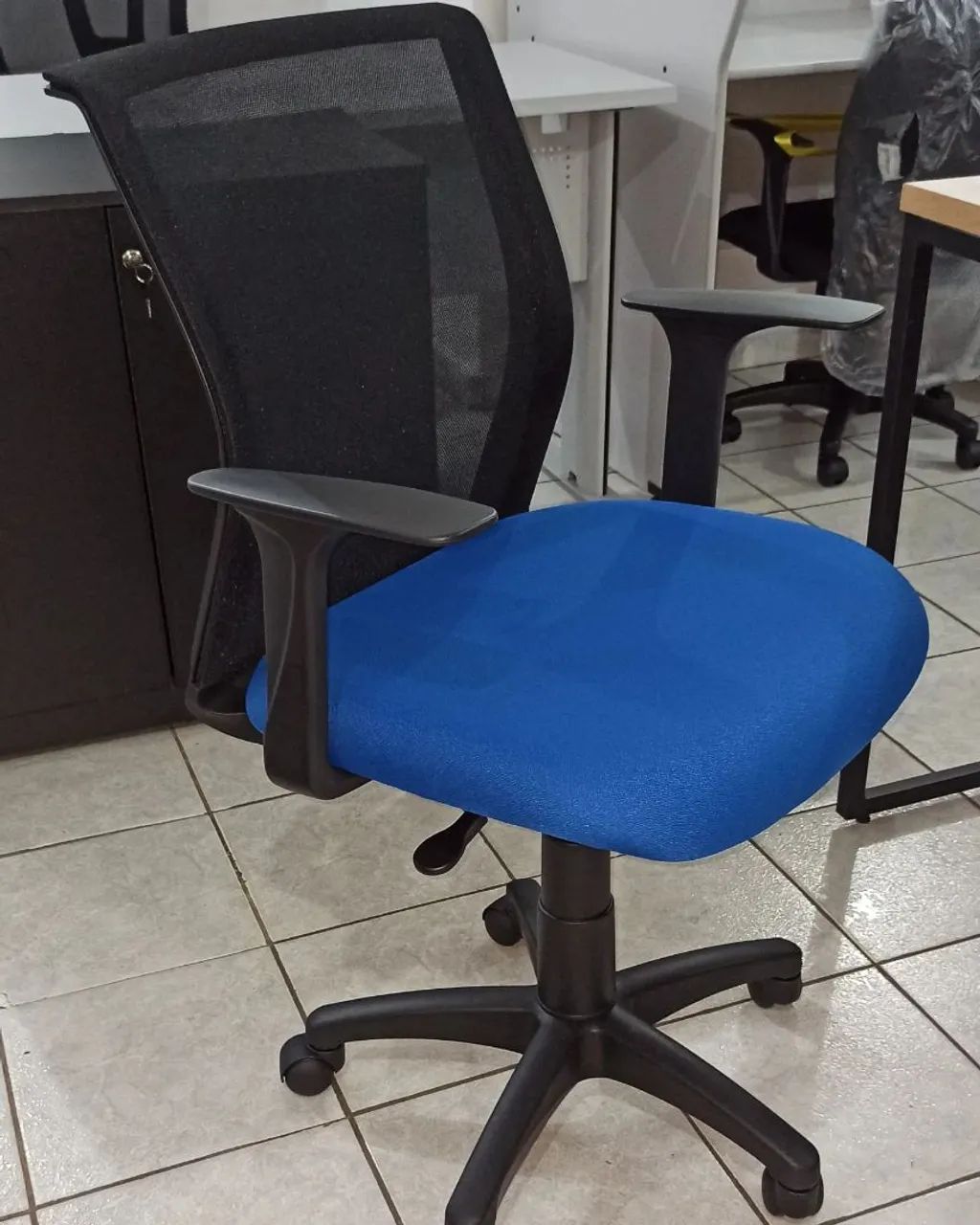 Cadeira giratória azul 