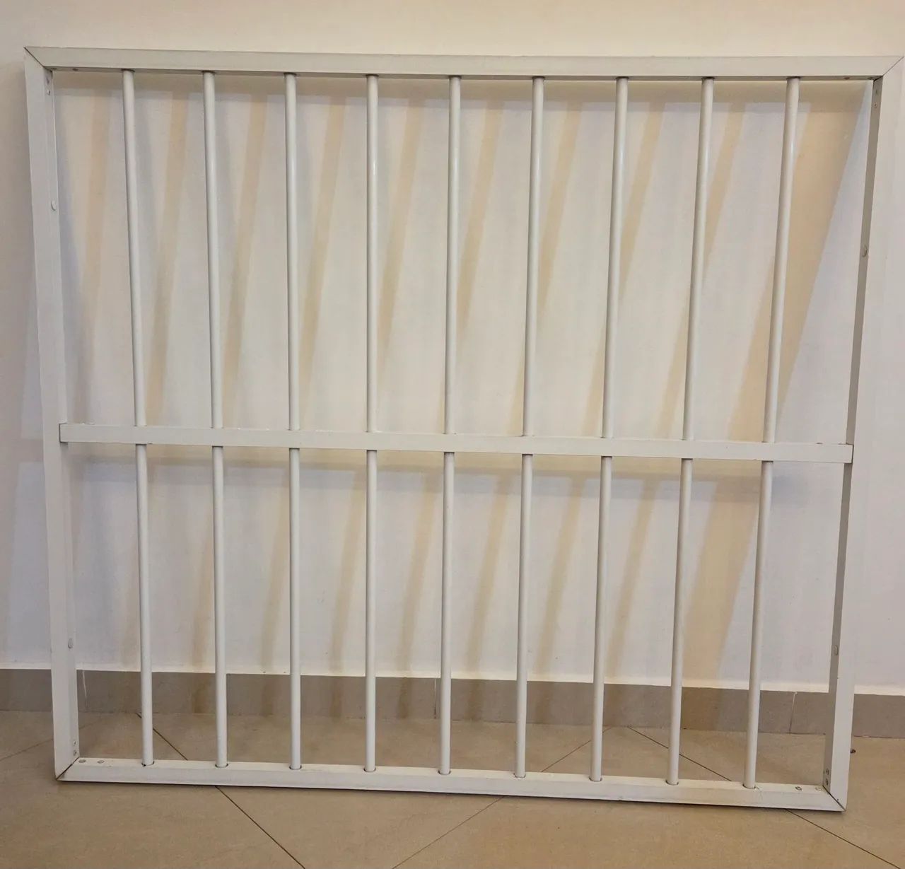 Grade de Janela de Alumínio Branco - 106 x 108 cm - Usada