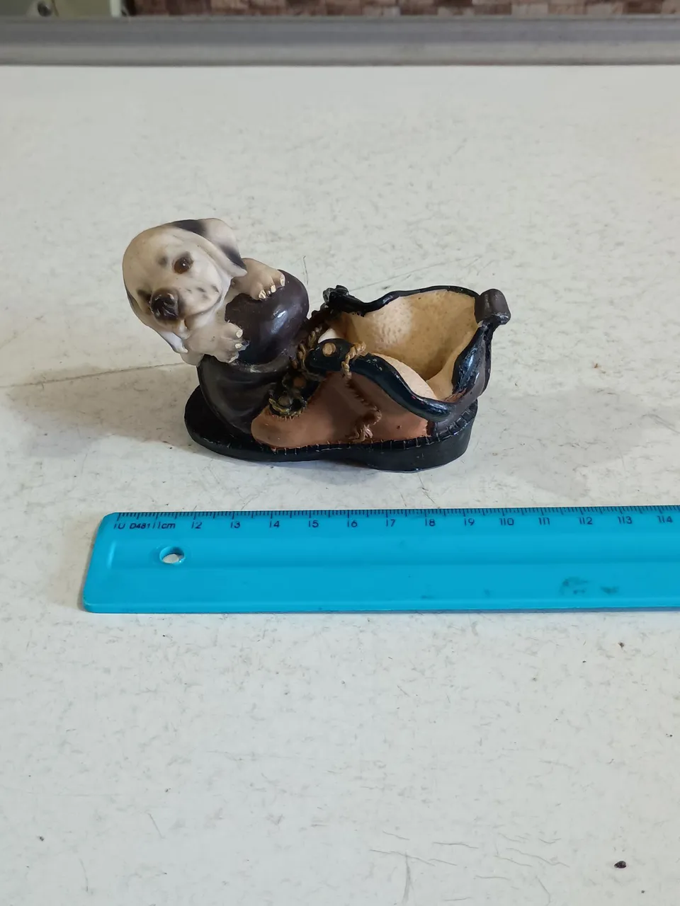 Paliteiro em formato de Cachorro em sapato em resina