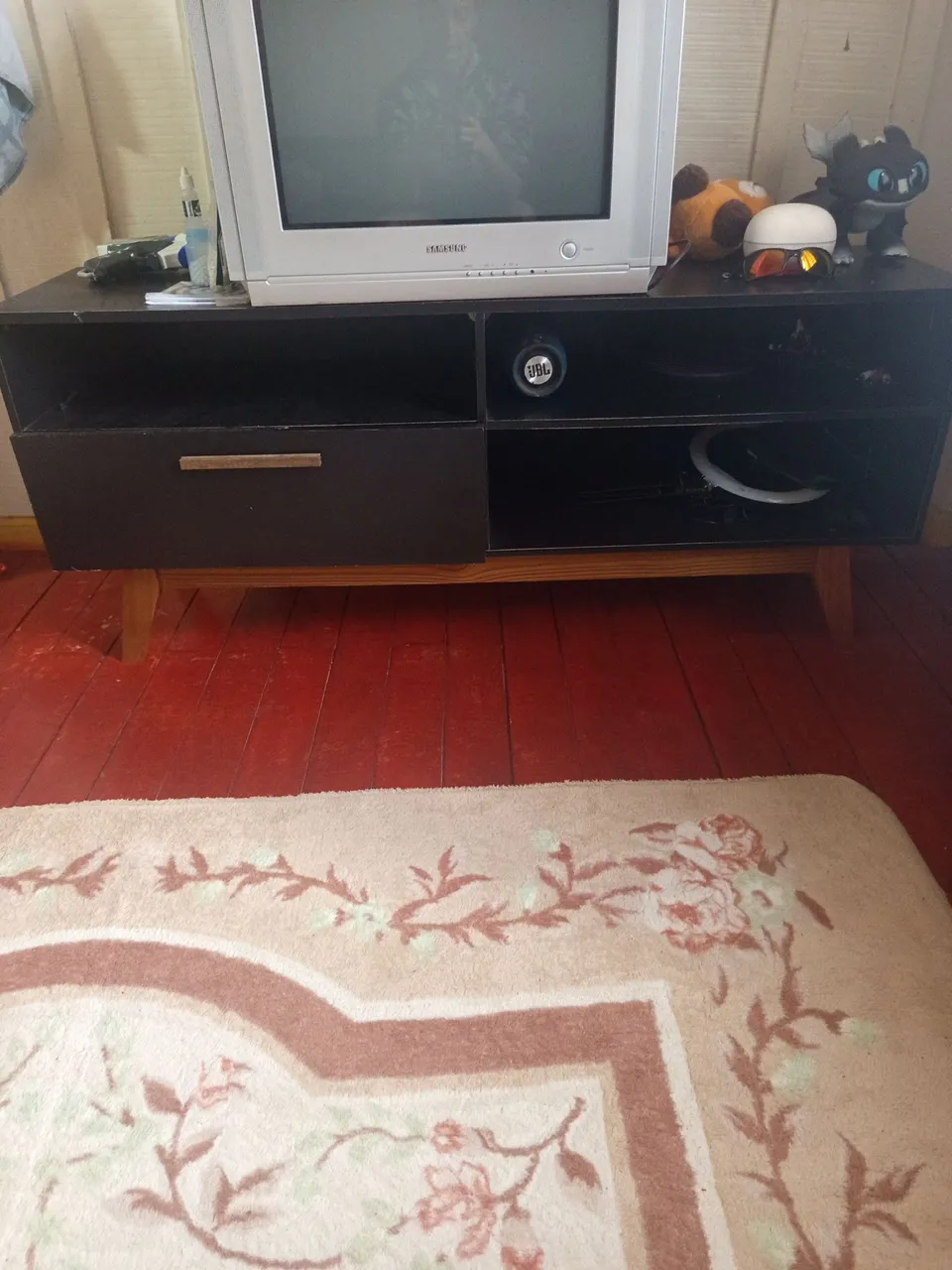 Rack retrô com gaveta e prateleira, perfeito para sua TV