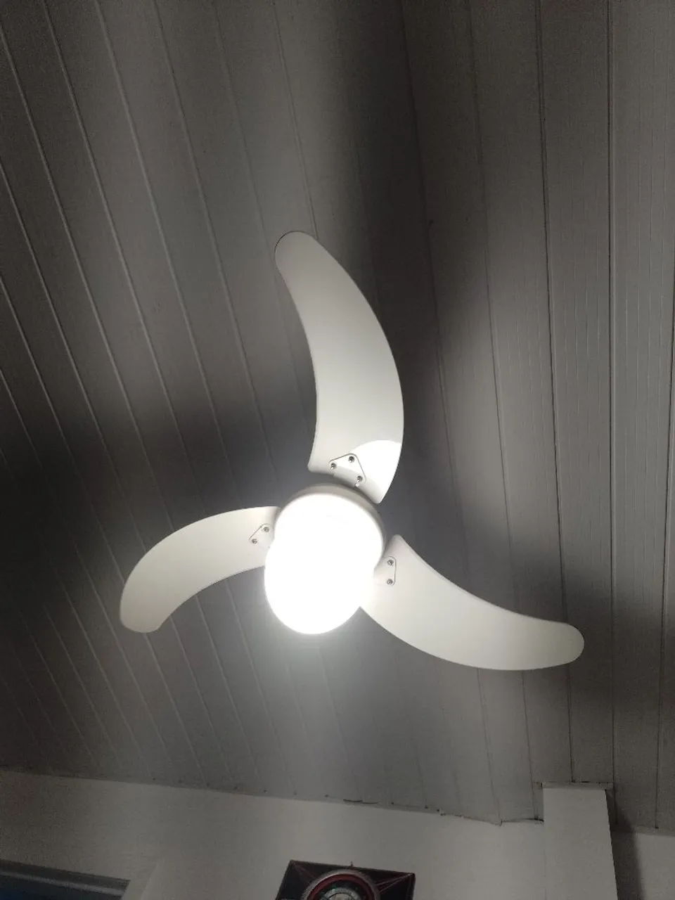 Ventilador de teto com luminária