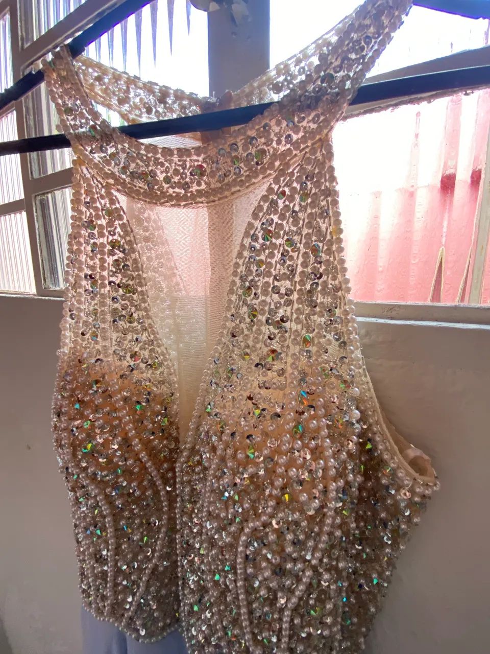 Vestido de festa azul bebê bordado com pedrarias, pérolas e