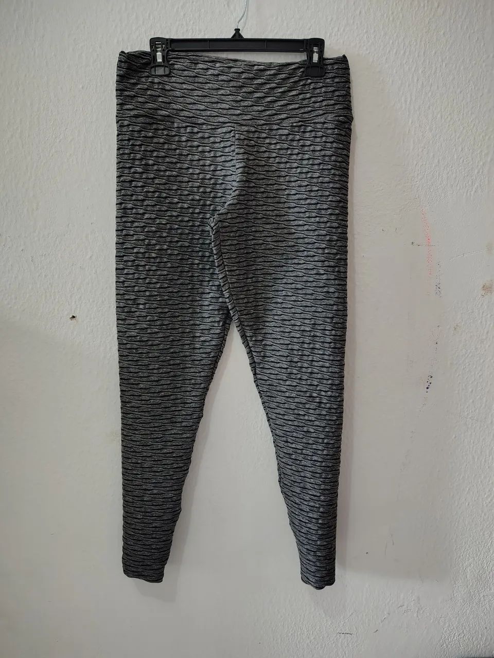 Calça leg cinza texturizada 