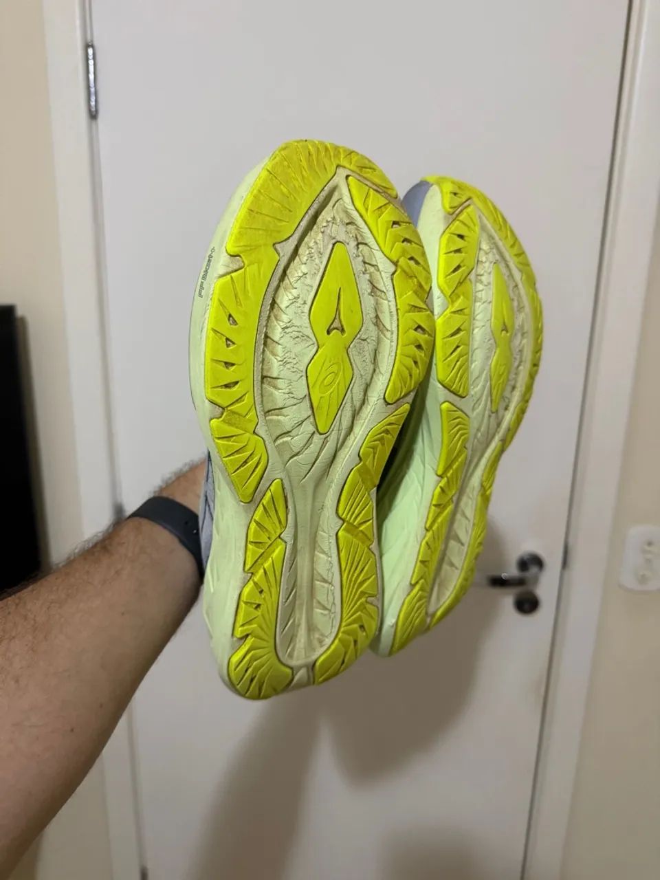 Tênis Asics Novablast 4 - Tamanho 42 - Foto 3