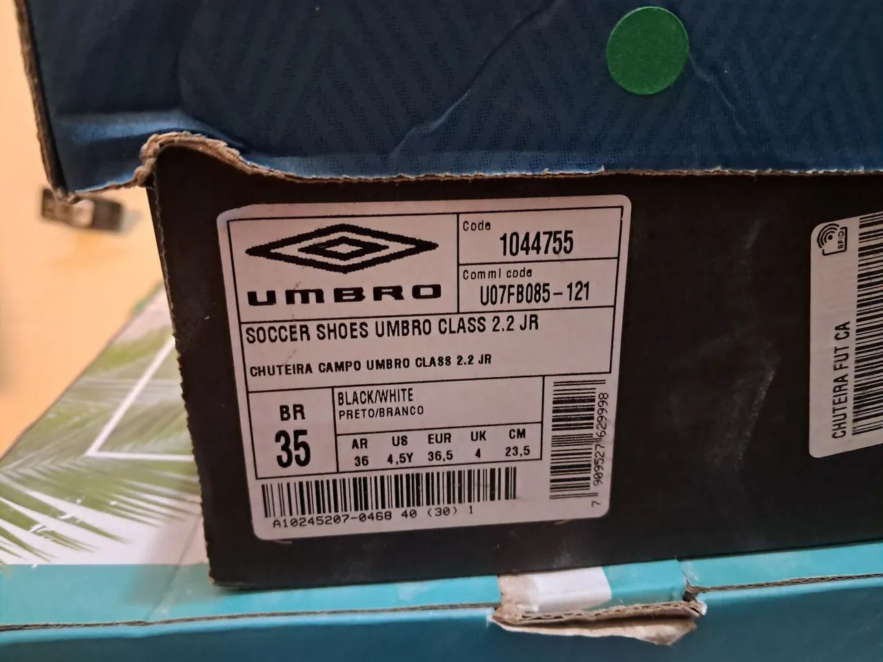 Chuteira Umbro nova na caixa N°35