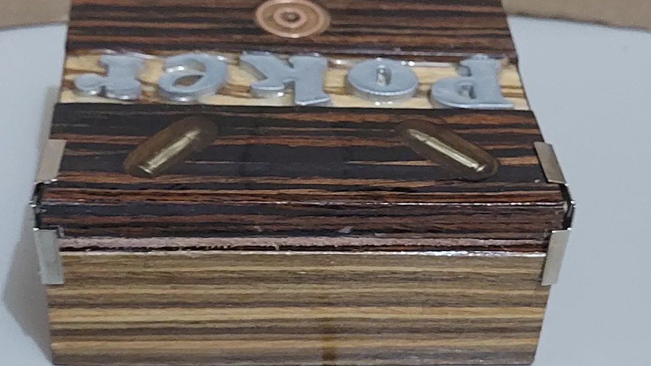 Caixa de madeira forrada em couro com baralho para jogo de poker - Foto 2