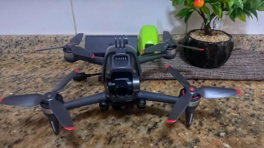Drone DJI FPV em excelente estado de conservação (apenas aeronave + bateria + carregador)