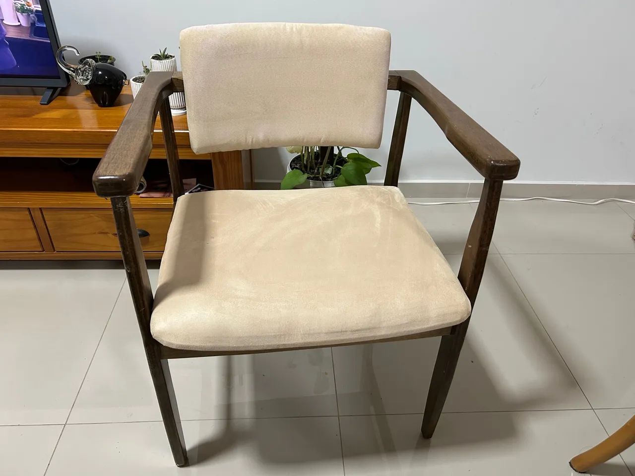 Poltrona de madeira com estofado bege - Foto 2