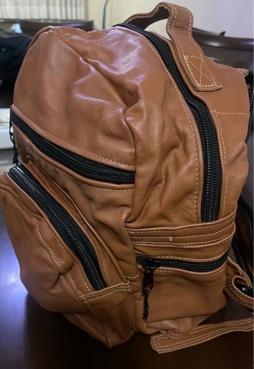 Mochila de Couro Marrom com Detalhes em Zíper