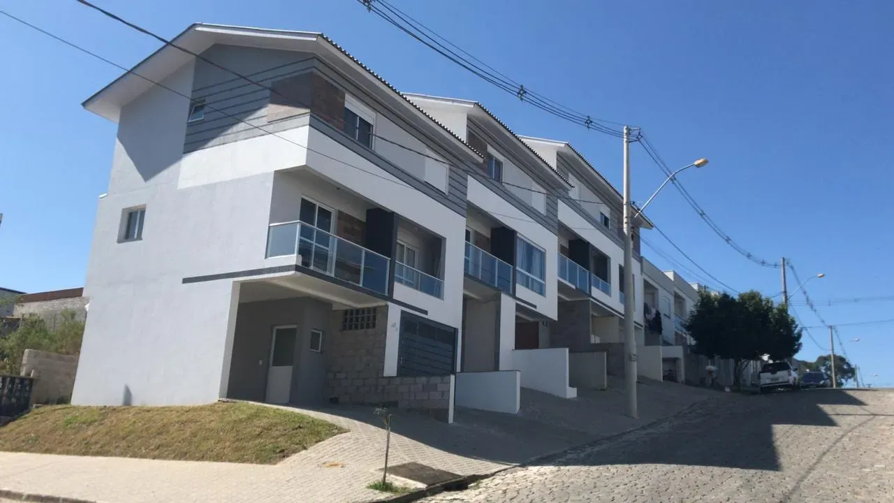 Venda de sobrado triplex semimobiliado em Caxias do Sul, bairro Bela Vista