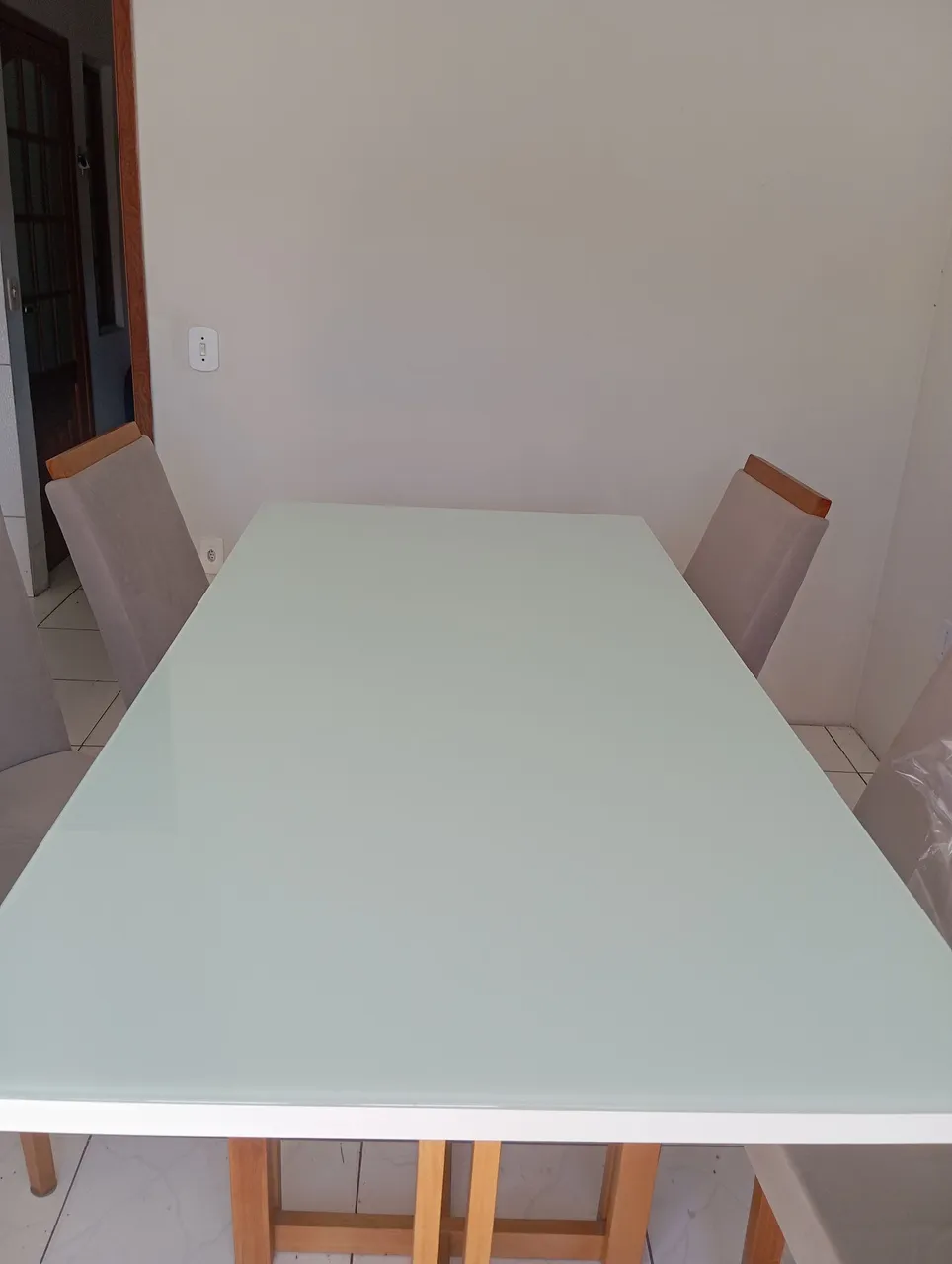 Mesa de Jantar com Tampo de Vidro e Cadeiras