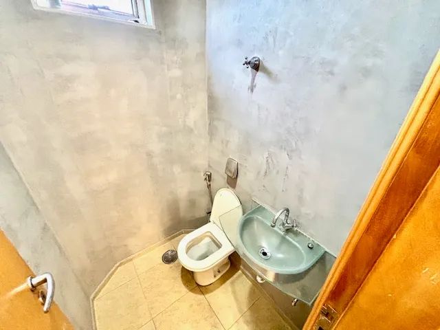 Sala comercial Moderna e funcional  Porcelanato - vagas na frente - Foto 5