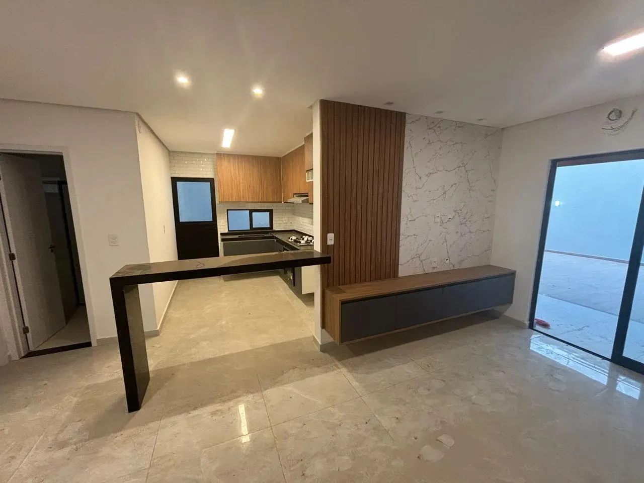004 - VENDO CASA EM CONDOMINIO ALTO PADRÃO COM 4 QUARTOS PROJETADA