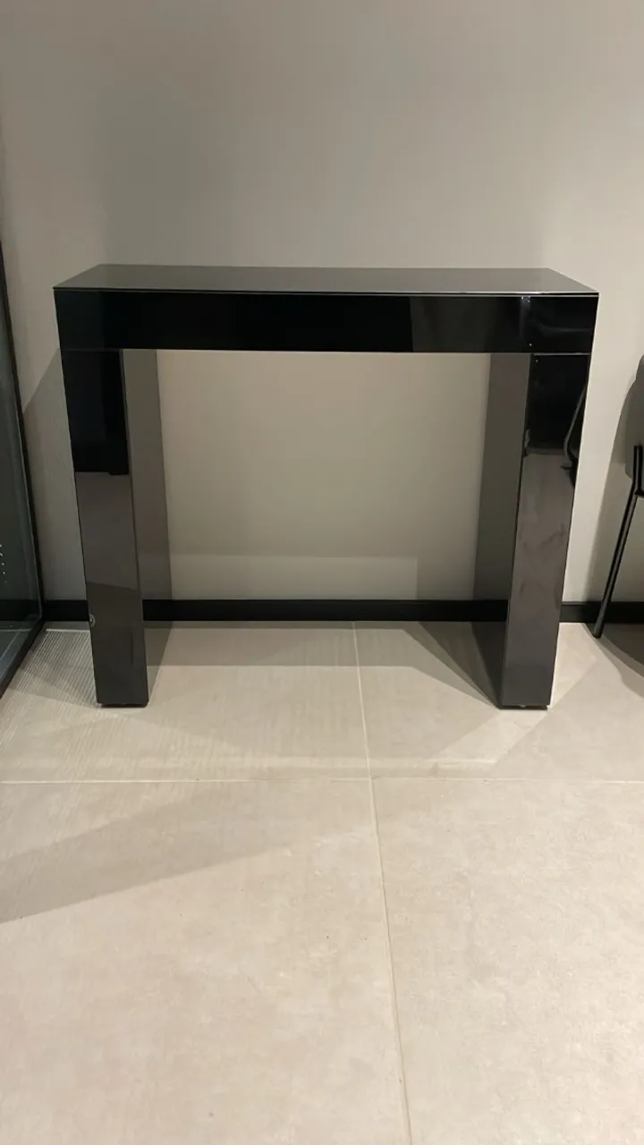 Aparador Revestido em Vidro Preto - R$ 500,00
