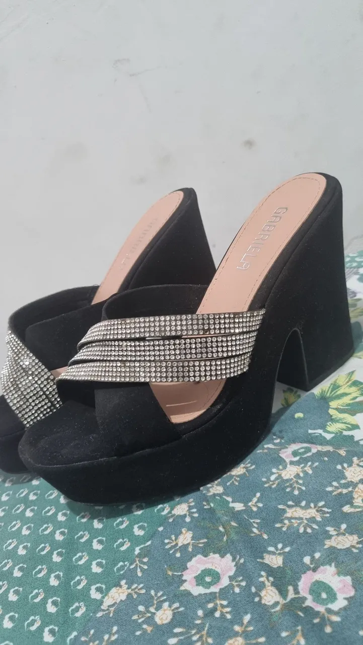 Sandália Plataforma Gabriela com Strass - Elegância nos seus pés!