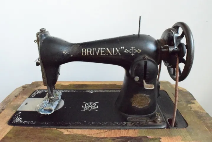 Máquina de Costura Antiga Brivenix c/ Gabinete - Made in Japan