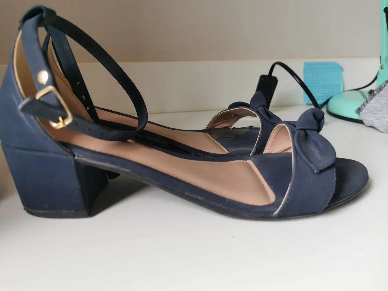 Sandália rasteira azul marinho com laço - Foto 3