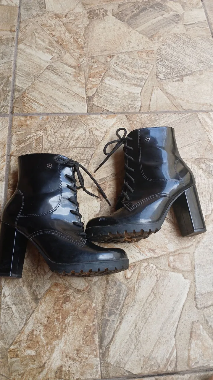 Bota/coturno preto de salto alto