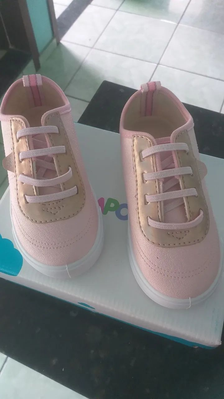 Tênis Bebê Rosa com Detalhe Dourado