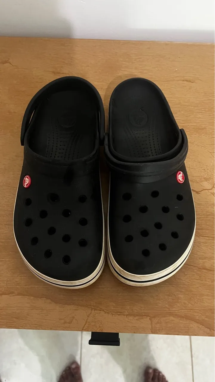 Crocs Clássico Preto com Detalhes Brancos