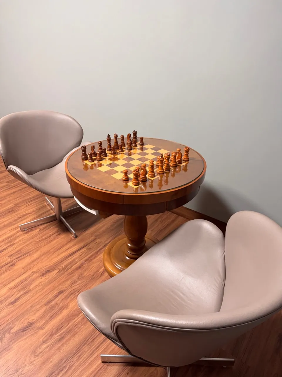 Conjunto de xadrez clássico com mesa.