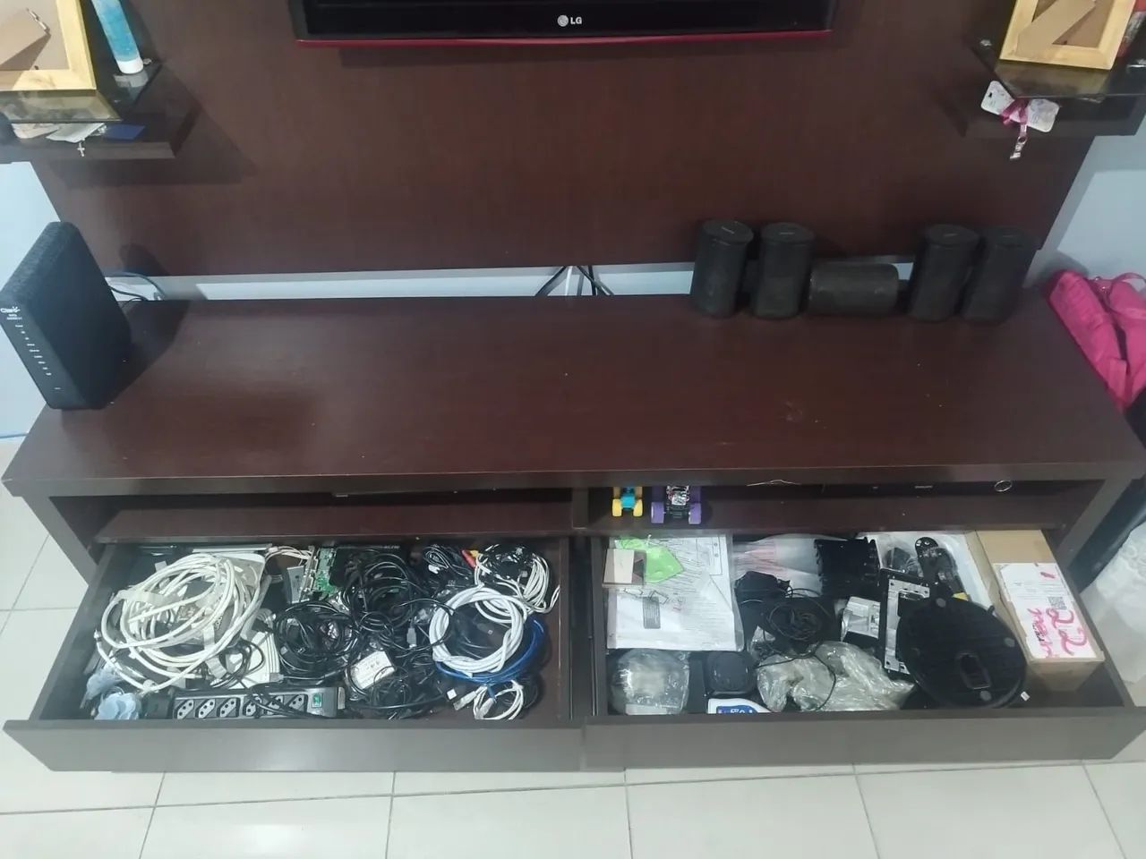 Rack de TV + Painel em madeira com prateleiras de vidro - Foto 4
