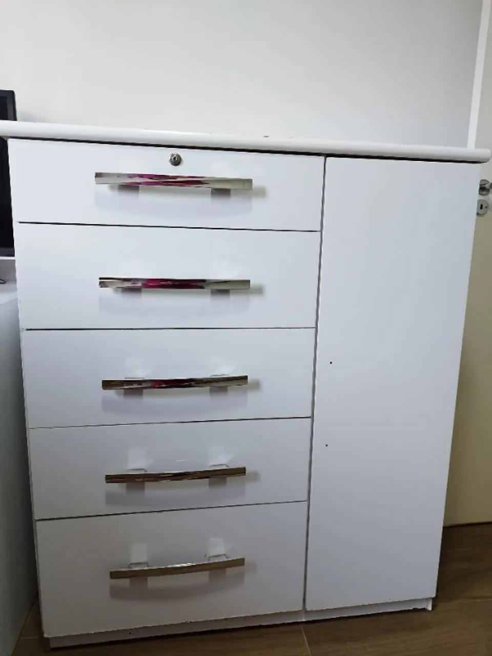 Cômoda 5 gavetas e 1 porta