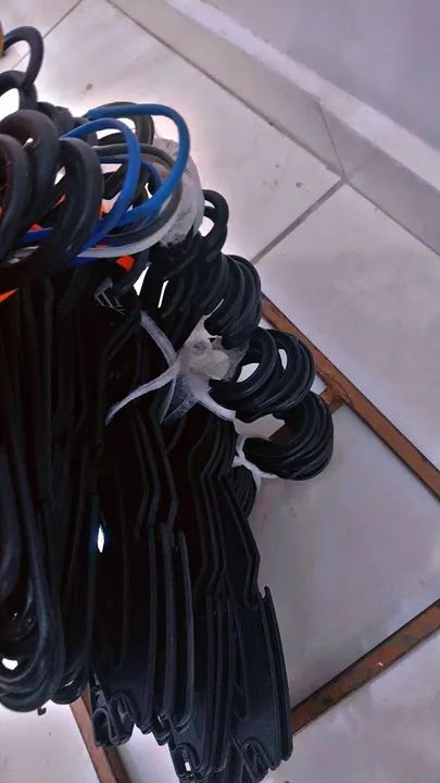 Cabides de plástico - Diversos tamanhos 193 unidades 120 reais á vista no dinheiro  - Foto 2