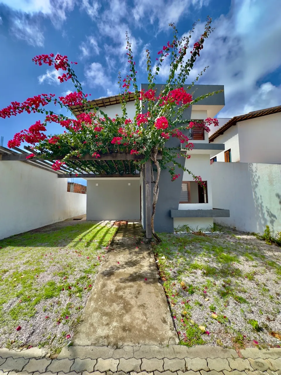 Casa duplex com 4 suítes em condomínio fechado