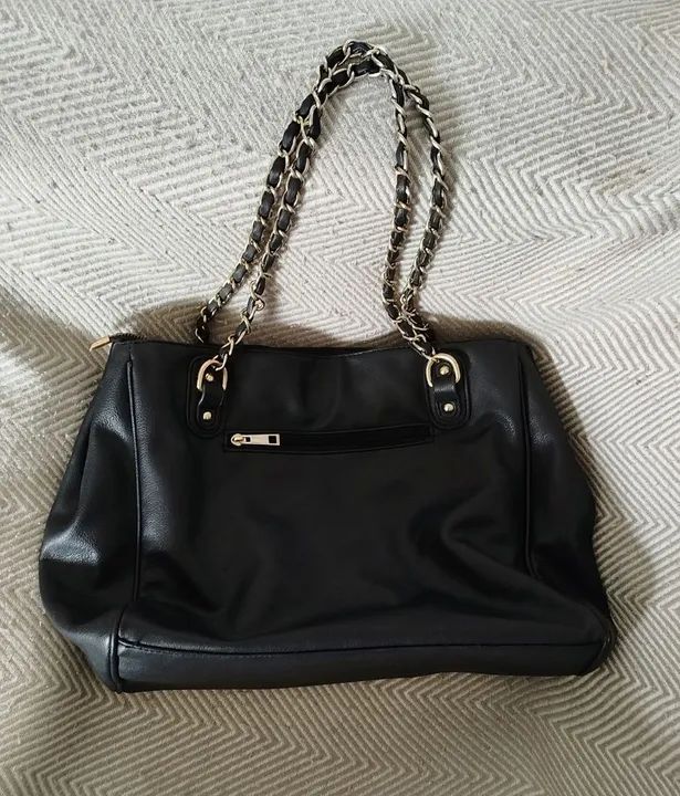 Bolsa preta alça corrente dourada  - Foto 4