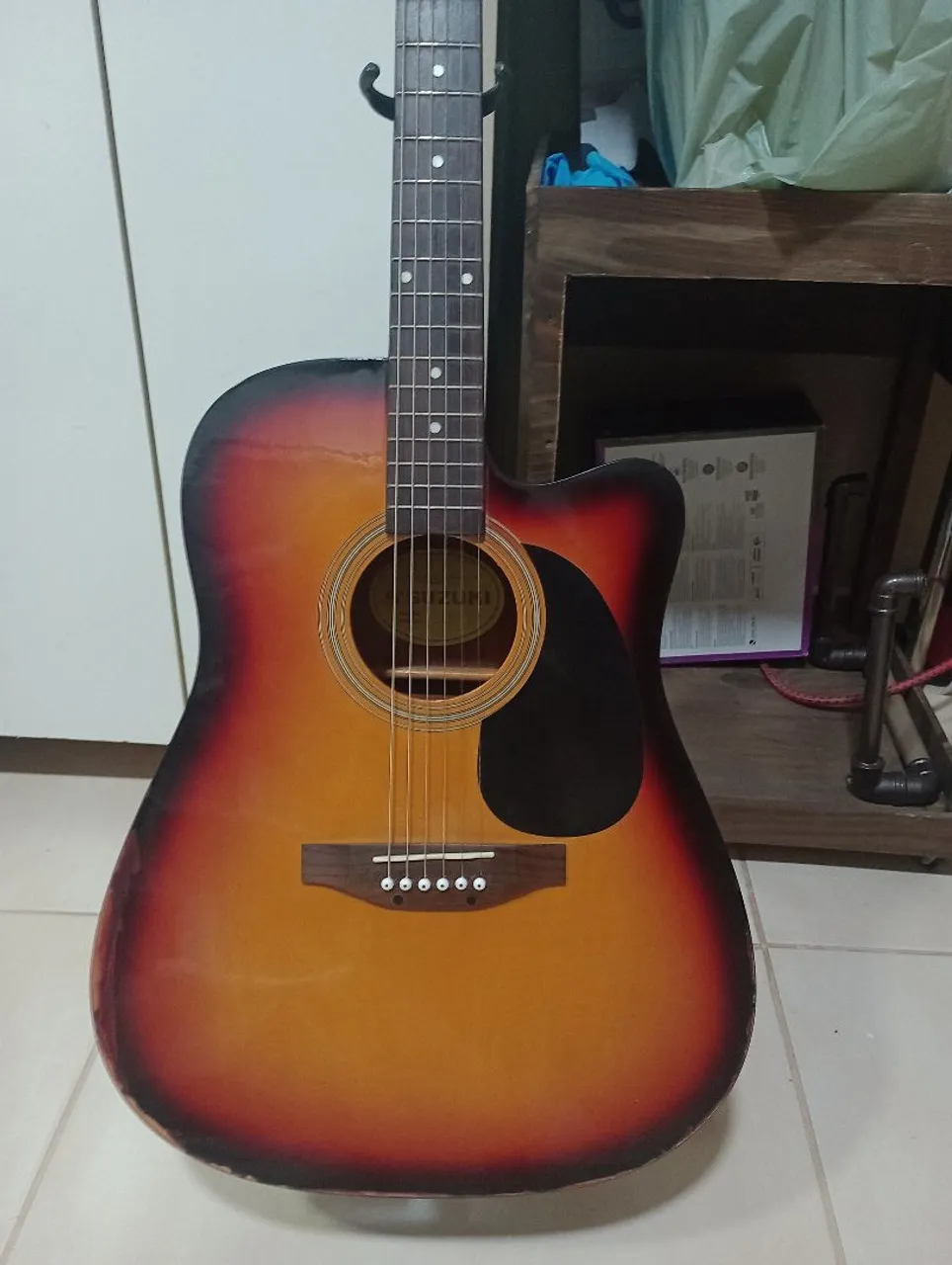 Violão elétrico usado (Descrição)