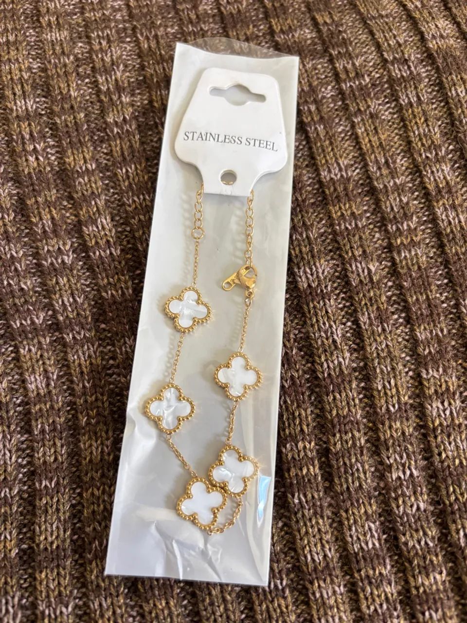 Pulseira trevo no aço dourado  - Foto 4