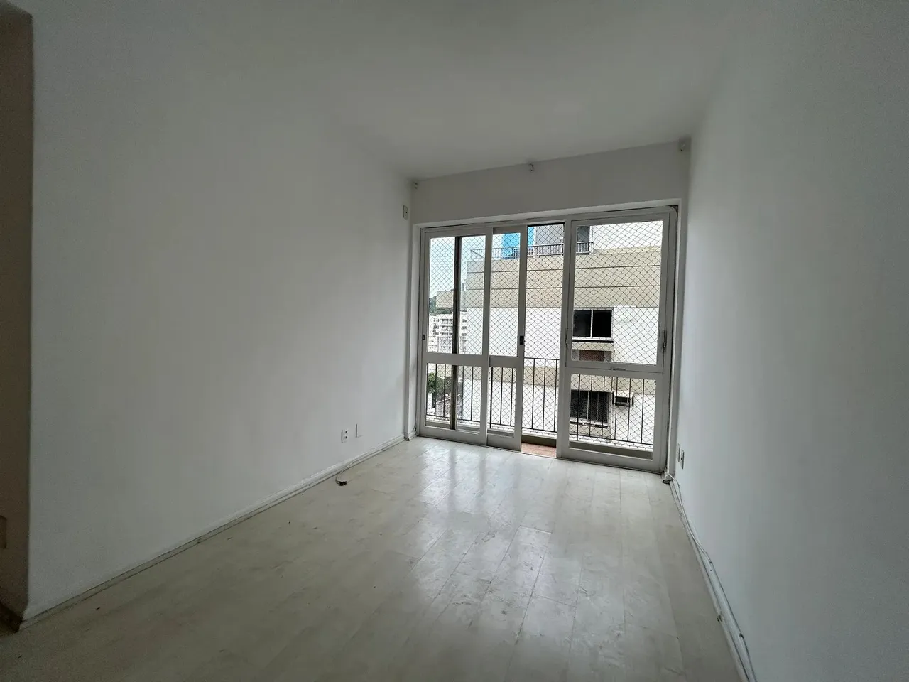 quarto e sala com varanda