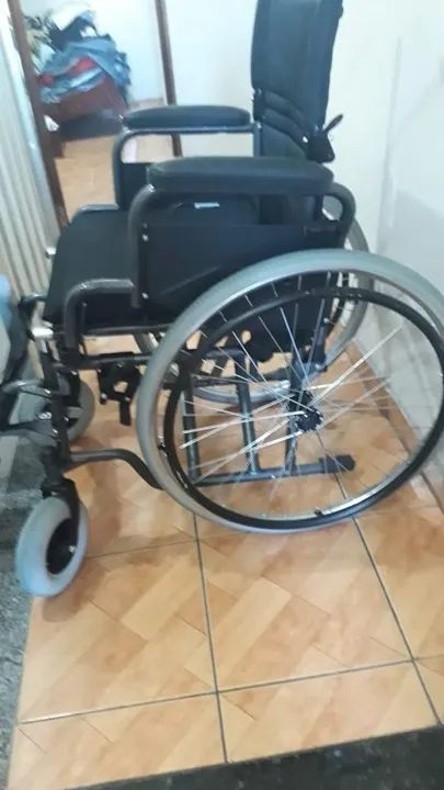 vendo cadeira de rodas nova na caixa - Foto 3