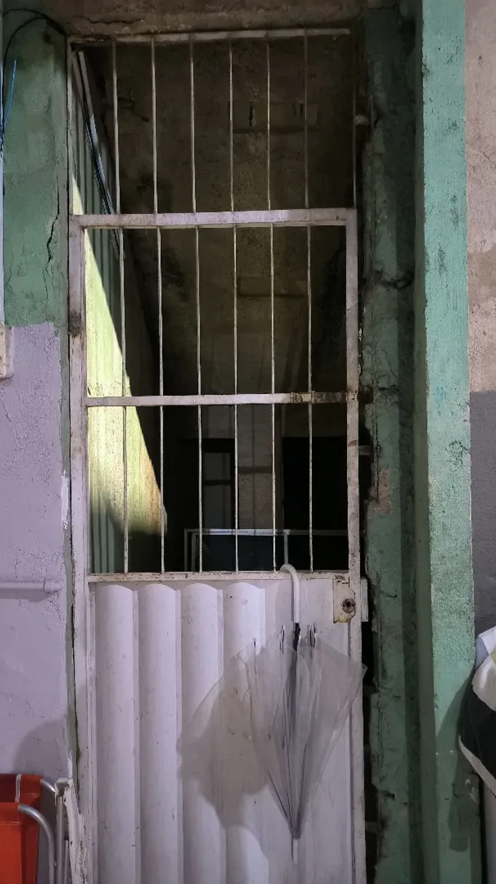 Porta de Aço com Grade de Proteção